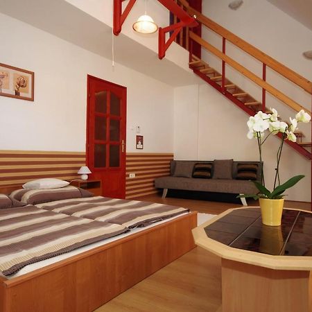Hellasz Apartman Дьюла Экстерьер фото