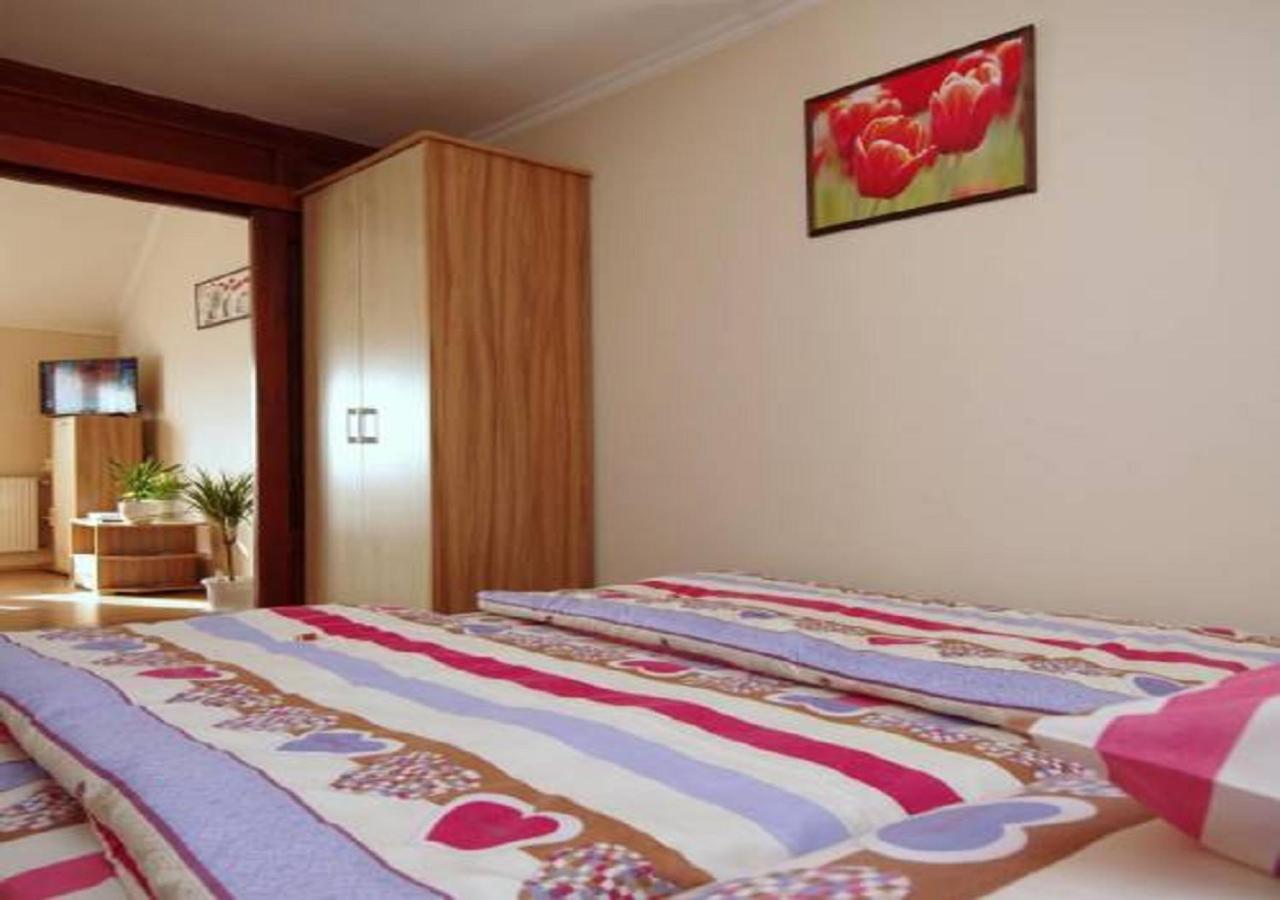 Hellasz Apartman Дьюла Экстерьер фото