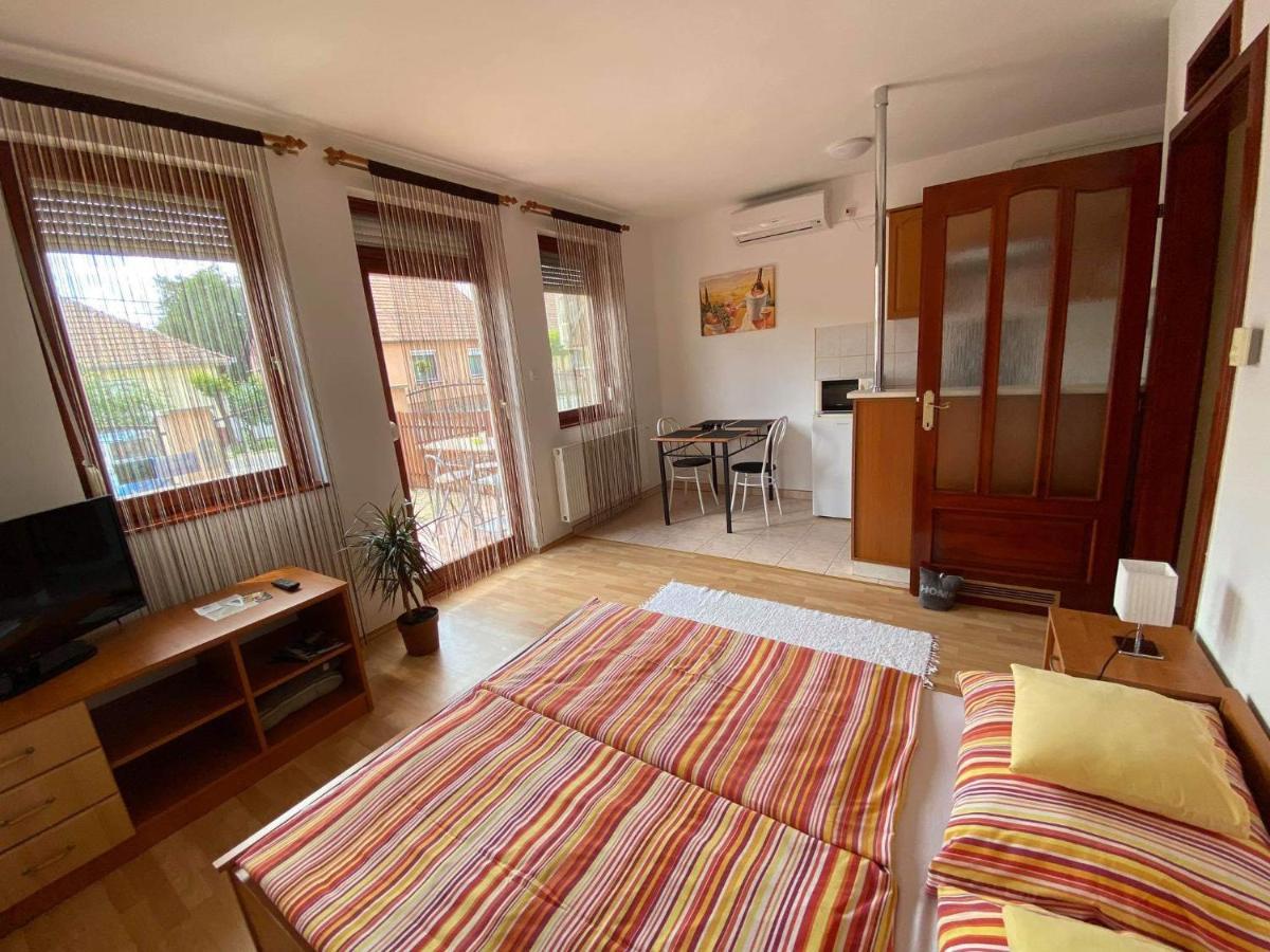 Hellasz Apartman Дьюла Экстерьер фото