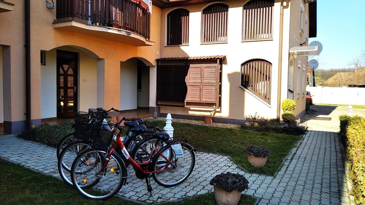 Hellasz Apartman Дьюла Экстерьер фото