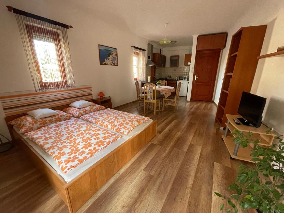 Hellasz Apartman Дьюла Экстерьер фото