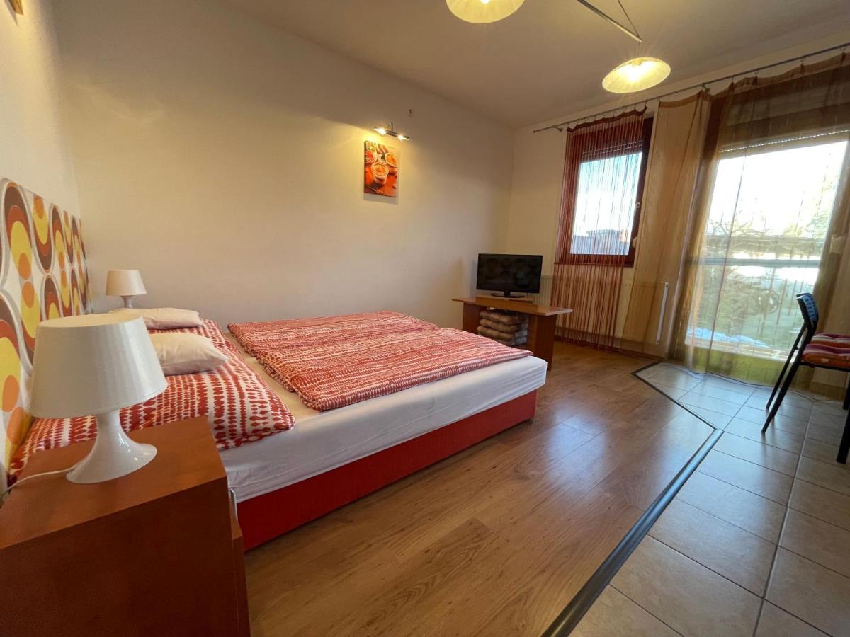 Hellasz Apartman Дьюла Экстерьер фото