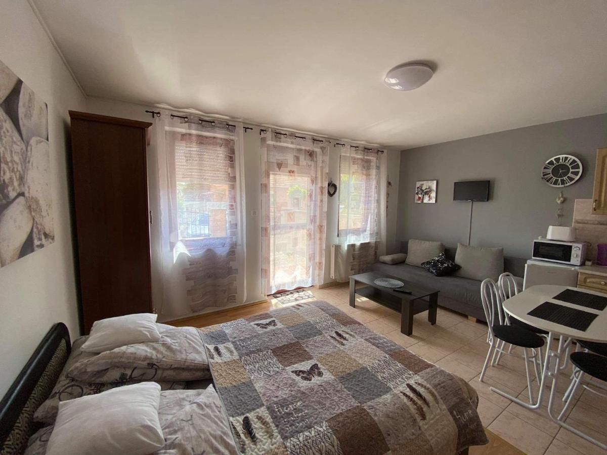 Hellasz Apartman Дьюла Экстерьер фото