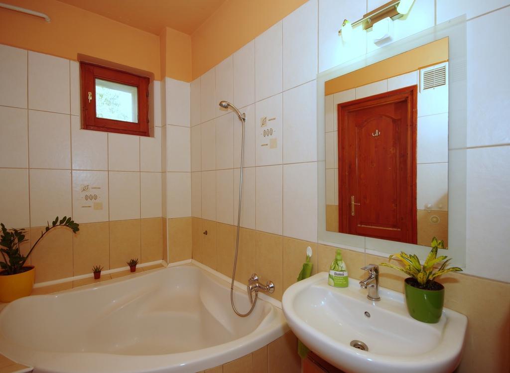 Hellasz Apartman Дьюла Номер фото