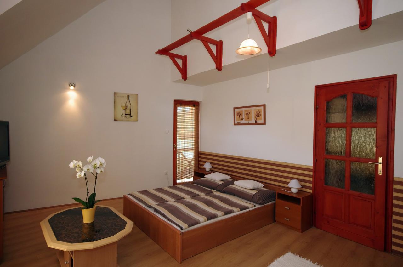 Hellasz Apartman Дьюла Номер фото