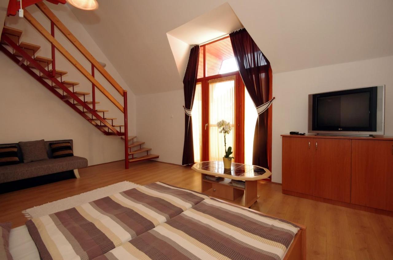 Hellasz Apartman Дьюла Экстерьер фото